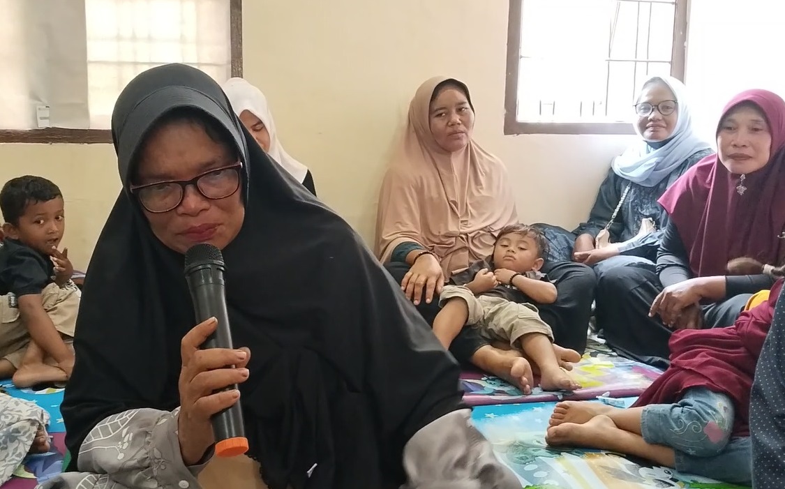 Momen Haru Tim  Islamic Relief  saat Cari Duafa Penerima Rumah Bantuan